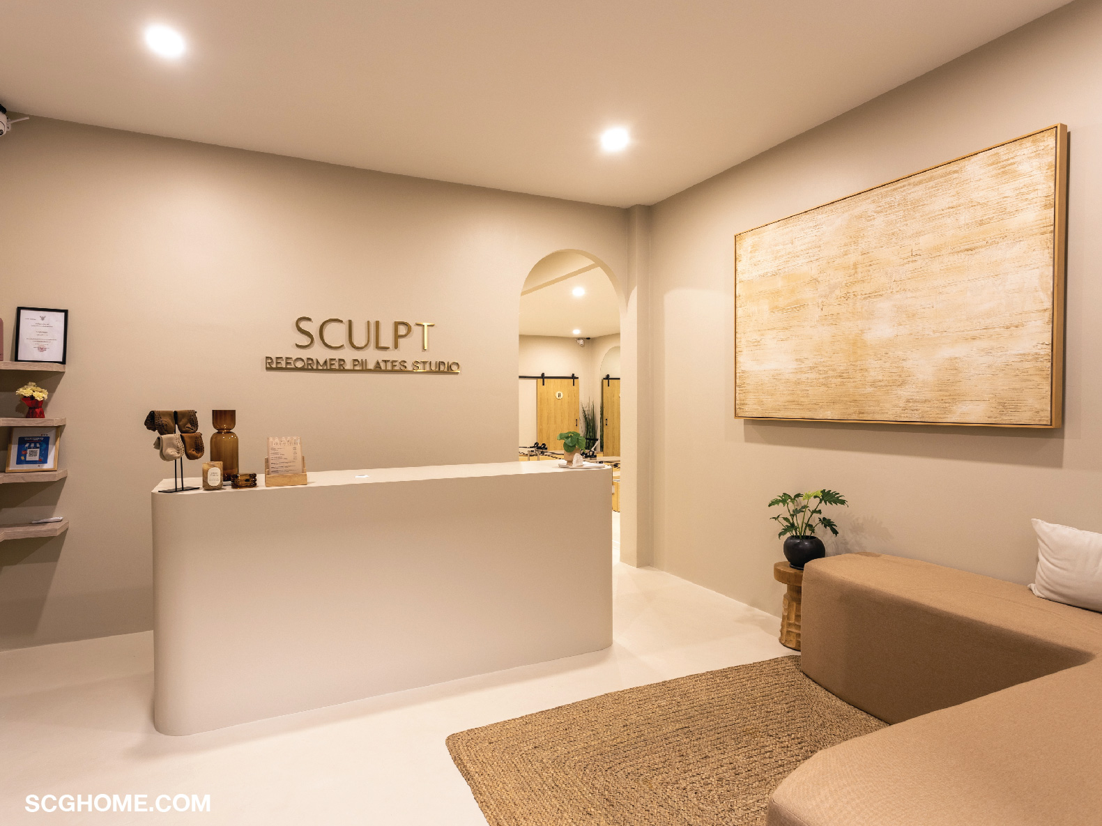 กั้นพื้นที่หน้าห้องเรียนพิลาทิสเป็นมุมต้อนรับ